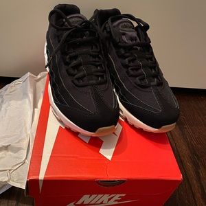 Nike Women’s Air Max 95 (8.5) new in box
